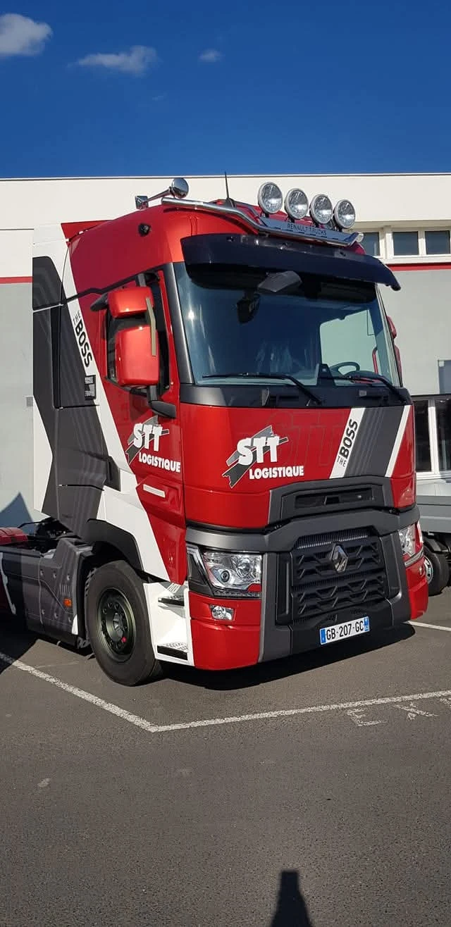 Renault T-high personnalisé convoyé